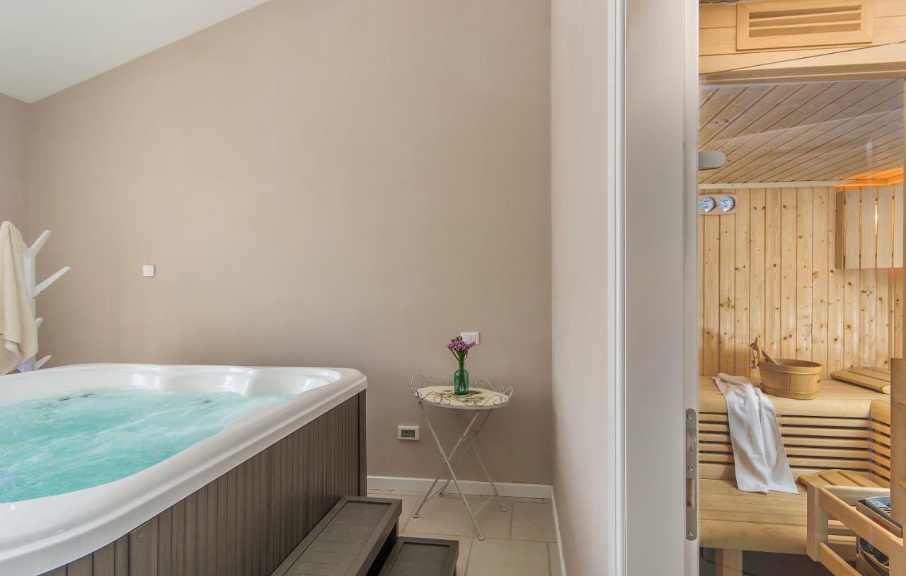 Villa Sterpazzi - Near Porec With Sea View, Private Jacuzzi, Sauna And Pool Višnjan Buitenkant foto